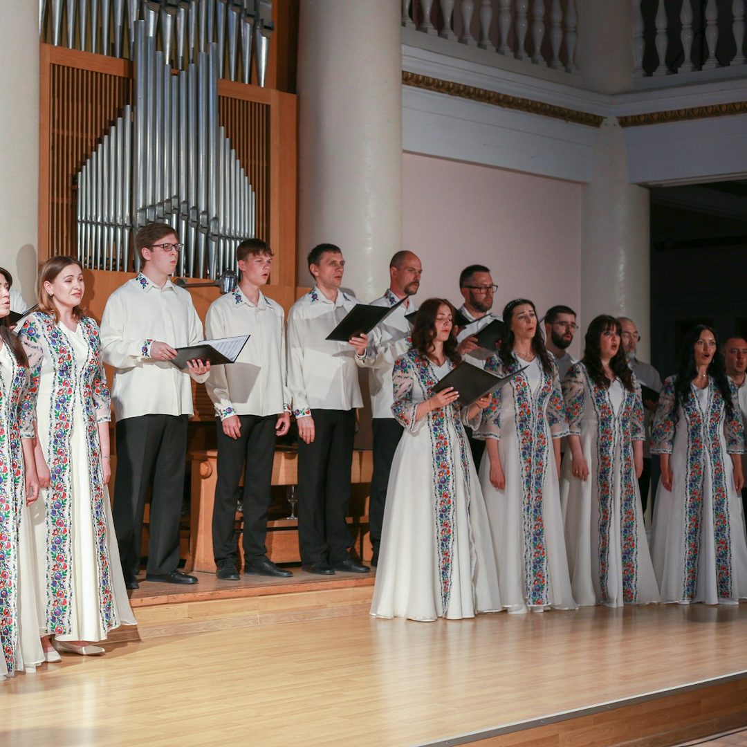 Die Solistin singt im Chor.